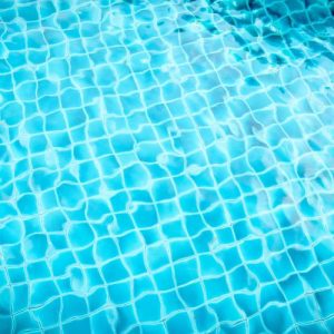 نصائح تنظيف فعالة لبلاط السيراميك في أحواض السباحة